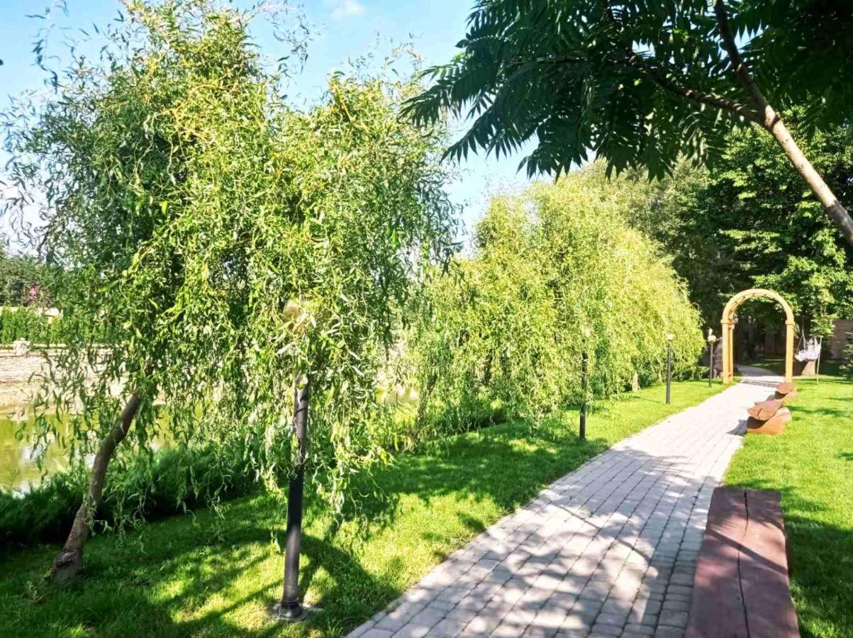 Готельно-Ресторанний Комплекс Прованс Парк Potchaïv Extérieur photo