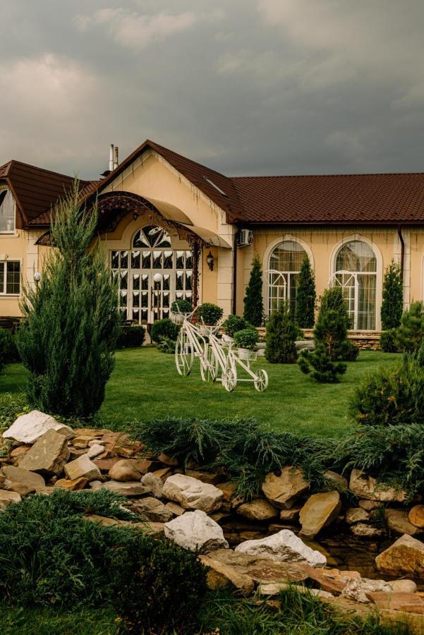 Готельно-Ресторанний Комплекс Прованс Парк Potchaïv Extérieur photo