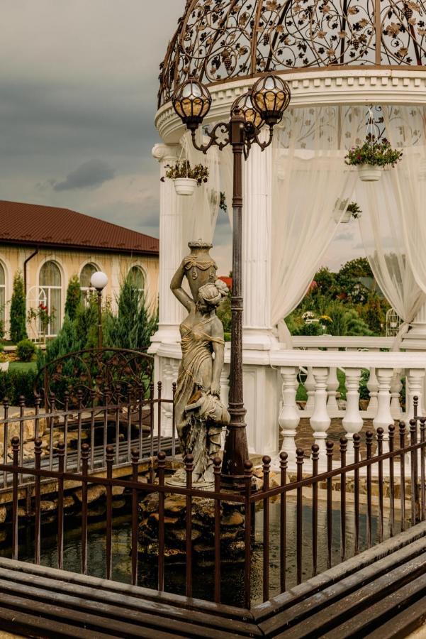 Готельно-Ресторанний Комплекс Прованс Парк Potchaïv Extérieur photo